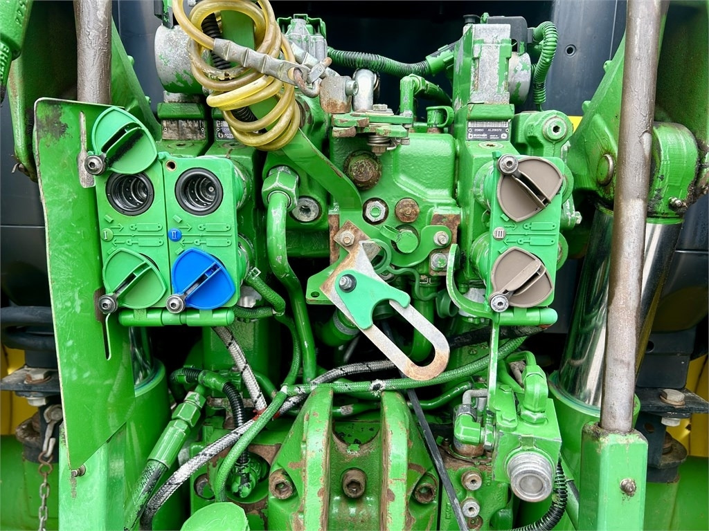 Трактор John Deere 6125 R AUTOPOWER ETUKUORMAAJALLA: снимка 10