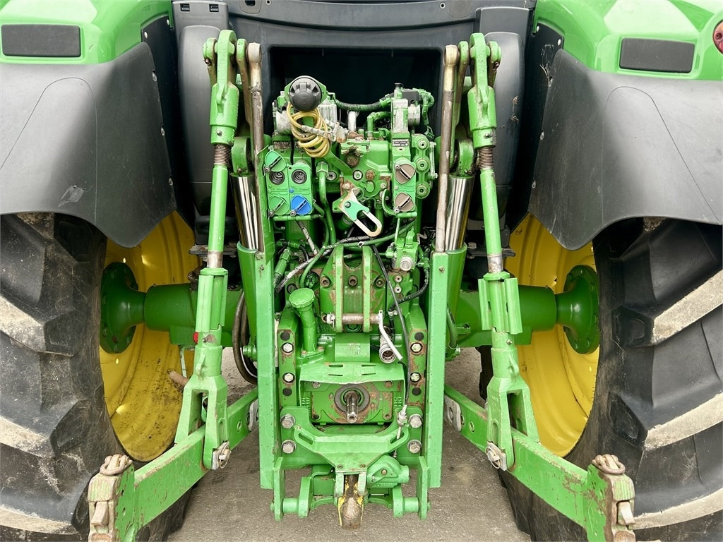 Трактор John Deere 6125 R AUTOPOWER ETUKUORMAAJALLA: снимка 9