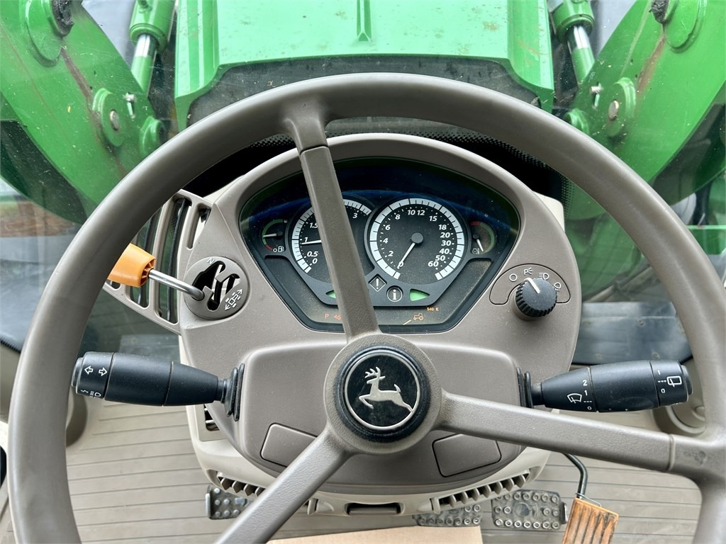 Трактор John Deere 6125 R AUTOPOWER ETUKUORMAAJALLA: снимка 22