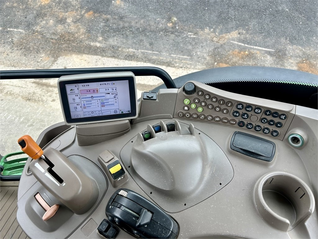 Трактор John Deere 6125 R AUTOPOWER ETUKUORMAAJALLA: снимка 18