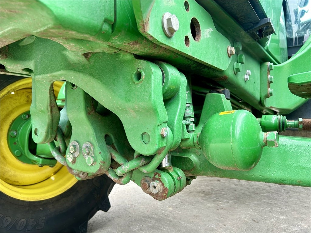 Трактор John Deere 6125 R AUTOPOWER ETUKUORMAAJALLA: снимка 11