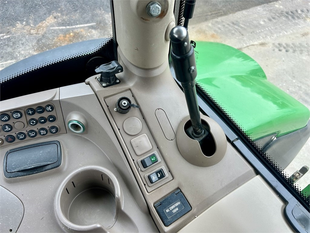 Трактор John Deere 6125 R AUTOPOWER ETUKUORMAAJALLA: снимка 21