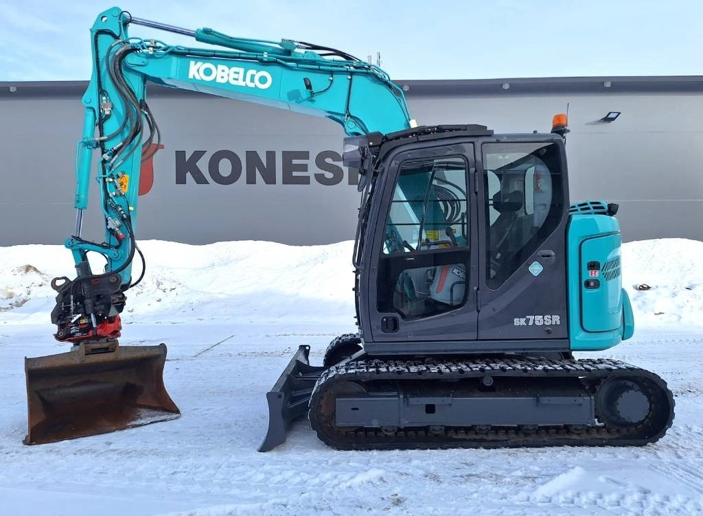 Kobelco SK75SR-7 PYÖRITTÄJÄLLÄ - Мини багер: снимка 1 Kobelco SK75SR-7 PYÖRITTÄJÄLLÄ - Мини багер: снимка 1