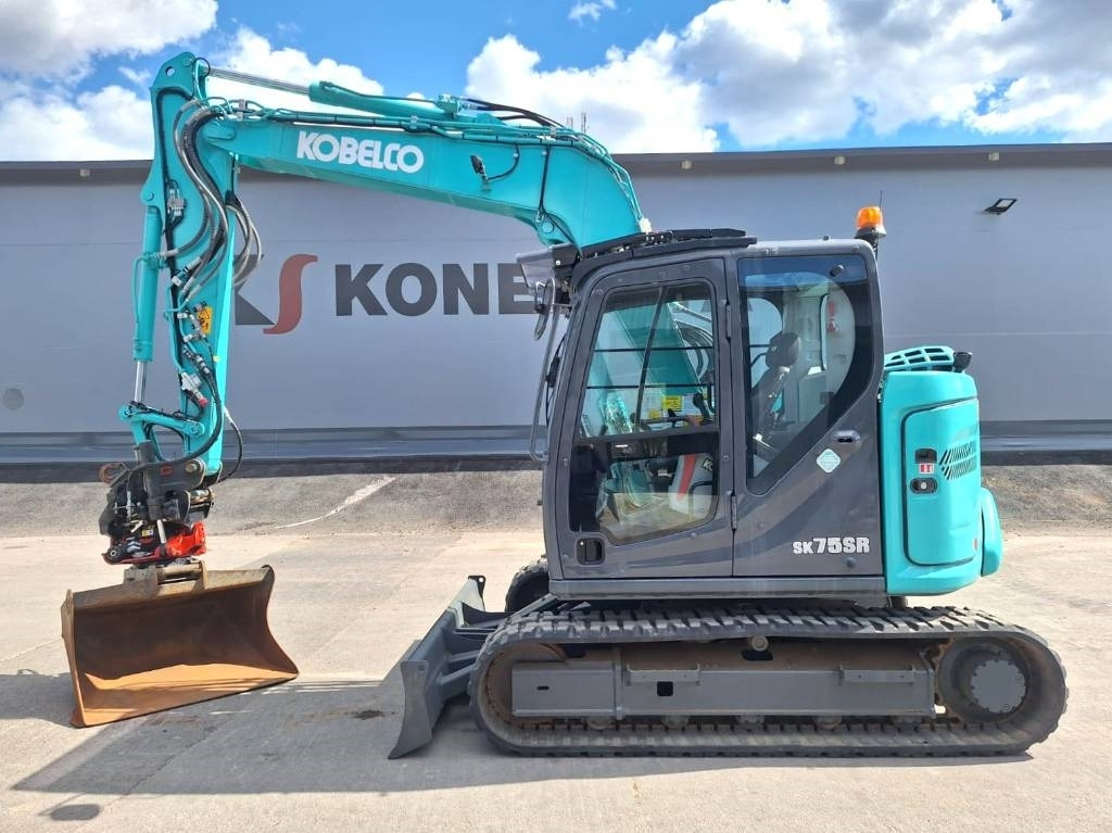 Kobelco SK75SR-7 PYÖRITTÄJÄLLÄ - Мини багер: снимка 1 Kobelco SK75SR-7 PYÖRITTÄJÄLLÄ - Мини багер: снимка 1