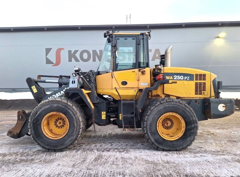 Колесен товарач Komatsu MYYTY! SOLD! WA250PZ-5 RASVARI, VAAKA YM.: снимка 1