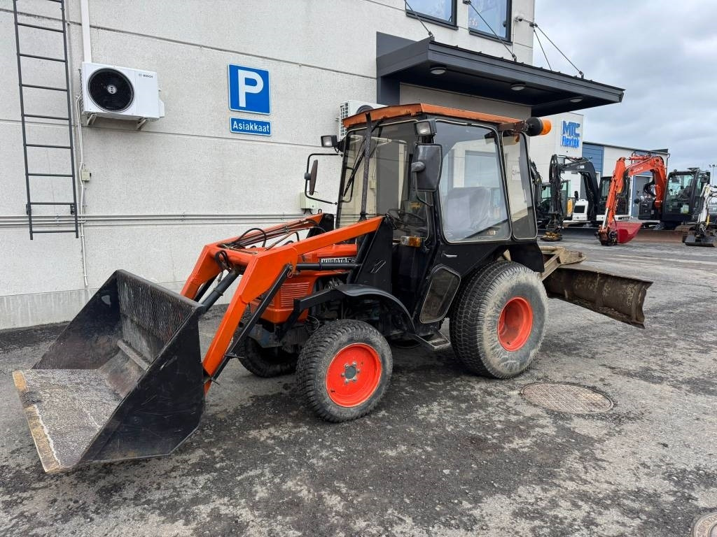 Kubota L245 DT ETUKUORMAAJALLA - Трактор: снимка 3 Kubota L245 DT ETUKUORMAAJALLA - Трактор: снимка 3