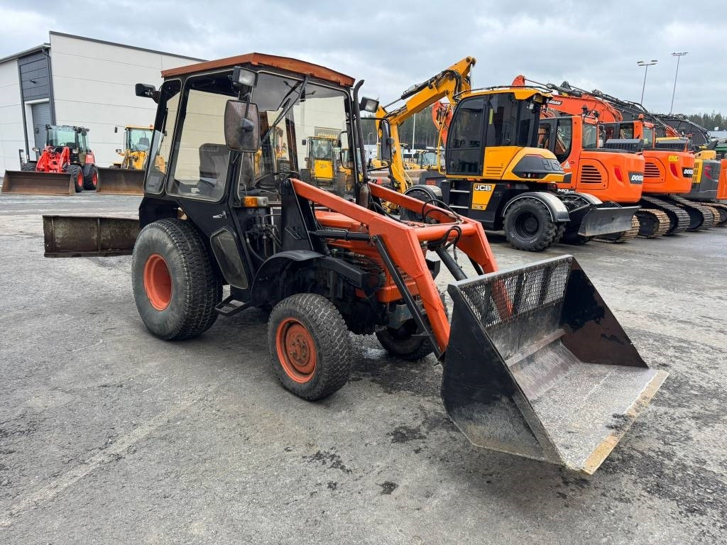 Kubota L245 DT ETUKUORMAAJALLA - Трактор: снимка 5 Kubota L245 DT ETUKUORMAAJALLA - Трактор: снимка 5