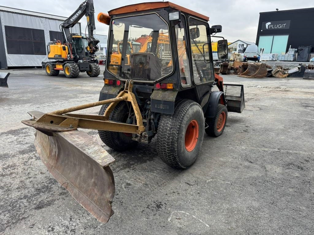 Kubota L245 DT ETUKUORMAAJALLA - Трактор: снимка 4 Kubota L245 DT ETUKUORMAAJALLA - Трактор: снимка 4