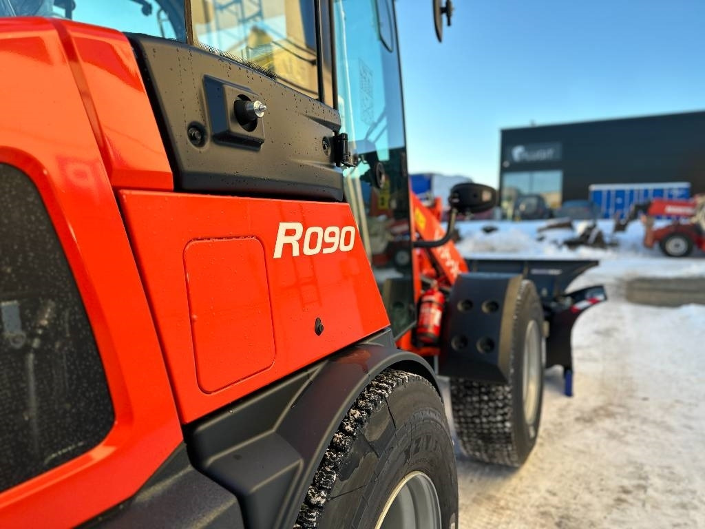 Нови Колесен товарач Kubota R090 Auravarustuksella uusi: снимка 13
