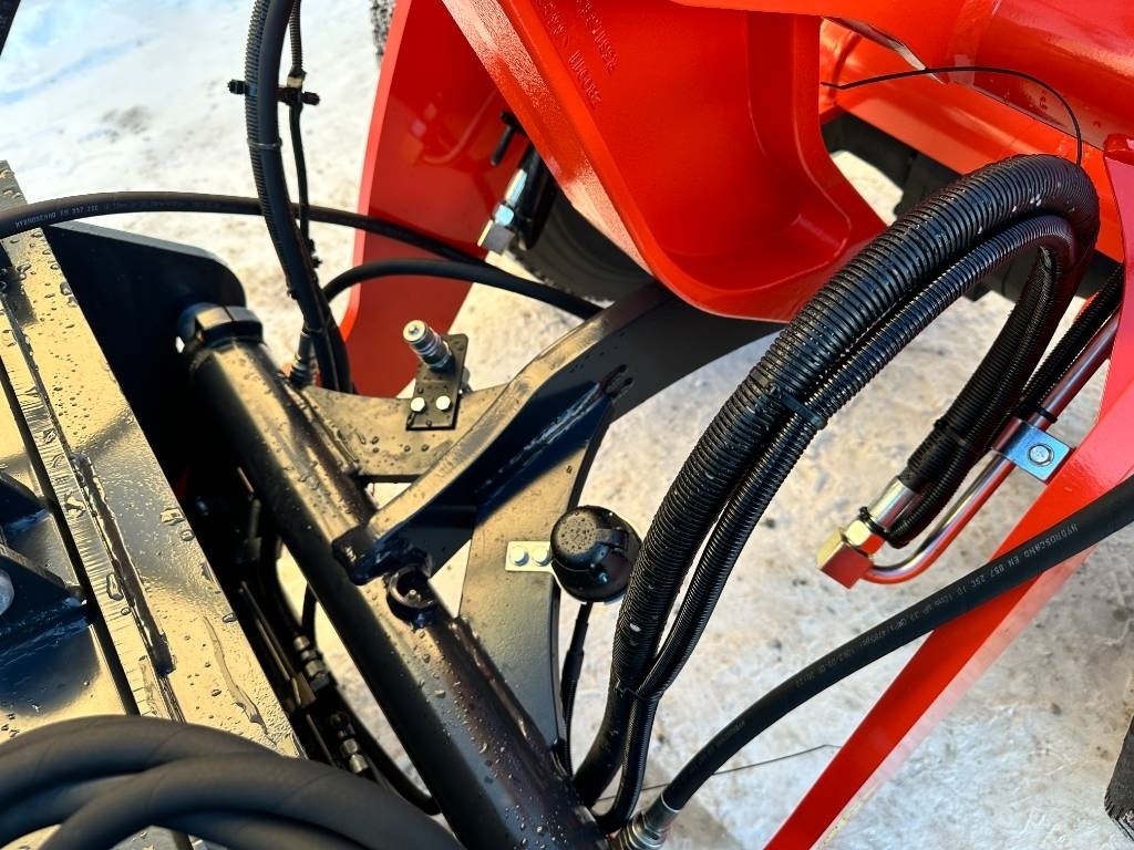 Нови Колесен товарач Kubota R090 Auravarustuksella uusi: снимка 10