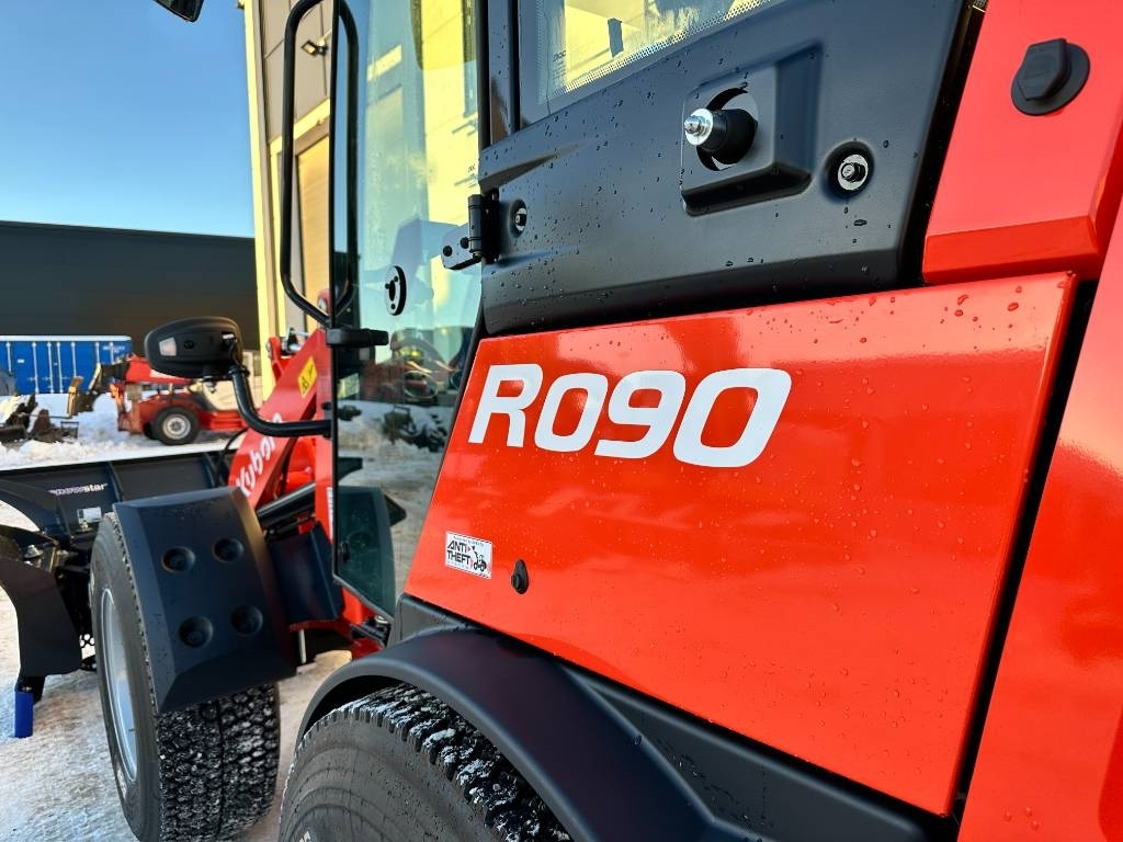 Нови Колесен товарач Kubota R090 Auravarustuksella uusi: снимка 12