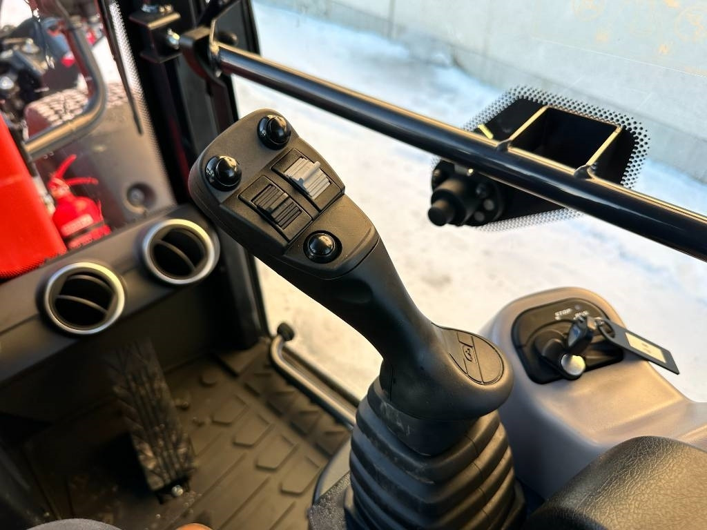 Нови Колесен товарач Kubota R090 Auravarustuksella uusi: снимка 15