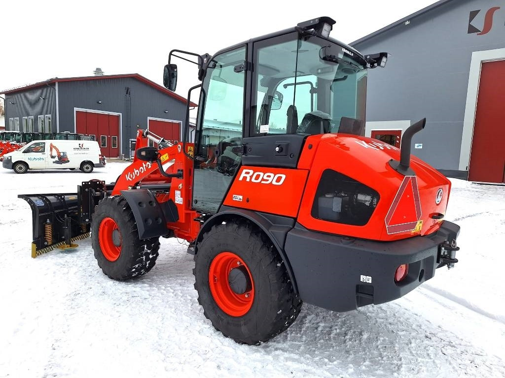 Kubota R090 TALVIPAKETILLA - Колесен товарач: снимка 3 Kubota R090 TALVIPAKETILLA - Колесен товарач: снимка 3