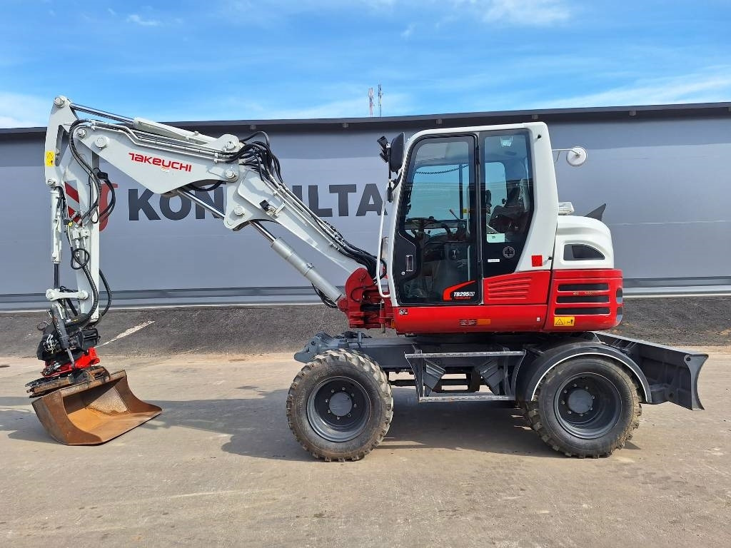 Takeuchi MYYTY! SOLD! TB295W PYÖRITTÄJÄLLÄ - Колесен багер: снимка 1 Takeuchi MYYTY! SOLD! TB295W PYÖRITTÄJÄLLÄ - Колесен багер: снимка 1