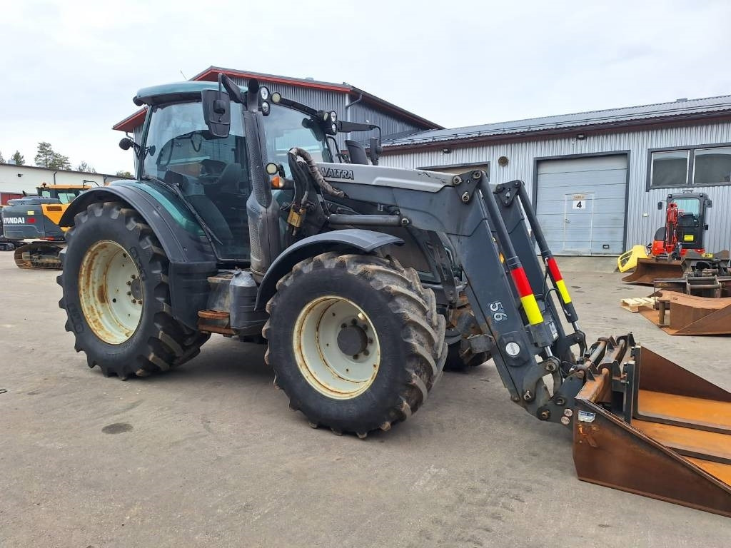 Valtra N174 VERSU ETUKUORMAAJALLA - Трактор: снимка 5 Valtra N174 VERSU ETUKUORMAAJALLA - Трактор: снимка 5