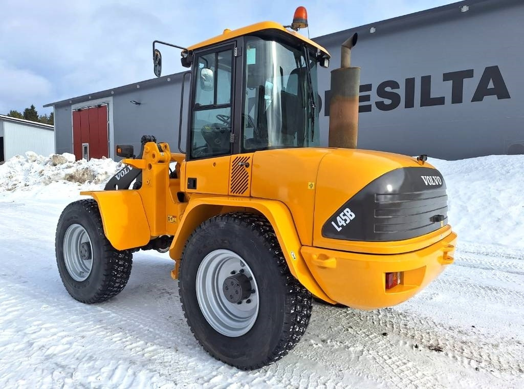 Volvo MYYTY!!SOLD!! L45B UUDET RENKAAT - Колесен товарач: снимка 2 Volvo MYYTY!!SOLD!! L45B UUDET RENKAAT - Колесен товарач: снимка 2