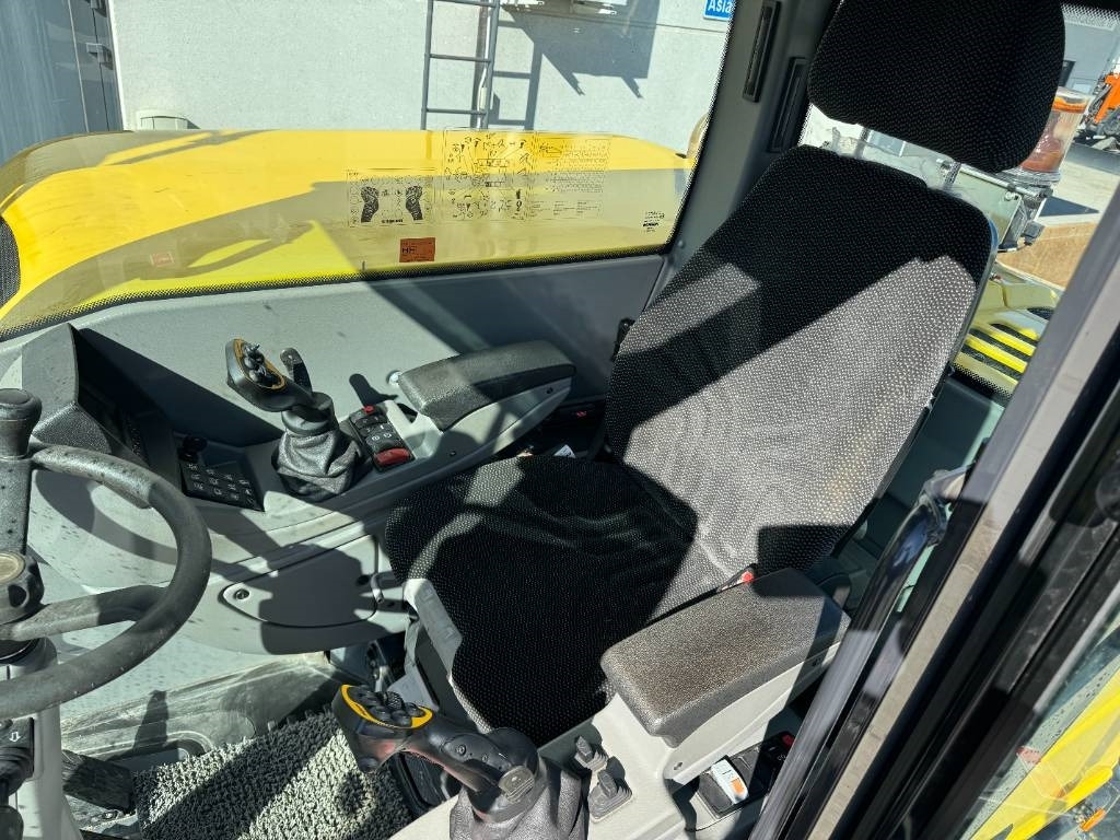 Колесен багер Yanmar B 110 W Hyvät varusteet / Siisti / Vähän ajettu: снимка 18