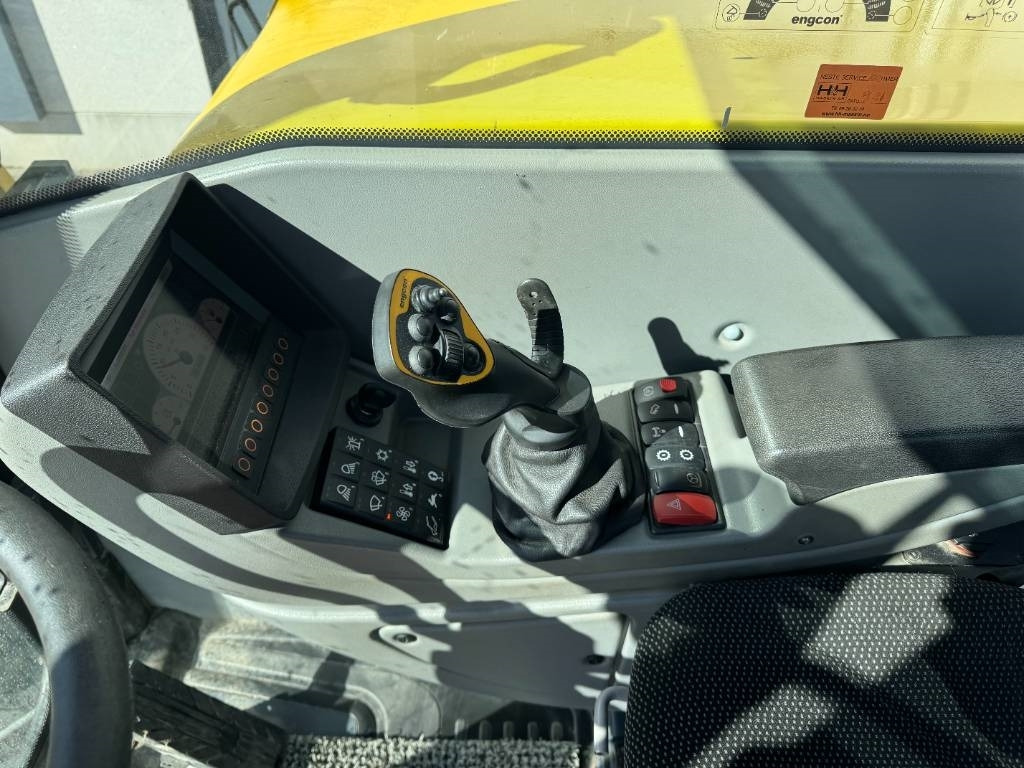 Колесен багер Yanmar B 110 W Hyvät varusteet / Siisti / Vähän ajettu: снимка 19