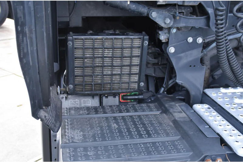 Влекач Scania S410 NGS 4x2EB MEGA 95 cm or 103 cm driving height - RETARDER - 817 TKM - FULL AIR - PARK. AIRCO - LEATHER SEATS - 2 x FUEL TANK: снимка 8