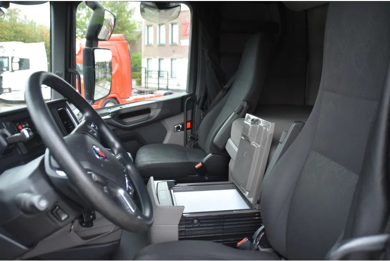 Scania S450 NGS 4x2NB - FULL AIR - 724 TKM - RETARDER - PARK. AIRCO - 2 x FUEL TANKS - TOP CONDITION - - Влекач: снимка 5 Scania S450 NGS 4x2NB - FULL AIR - 724 TKM - RETARDER - PARK. AIRCO - 2 x FUEL TANKS - TOP CONDITION - - Влекач: снимка 5