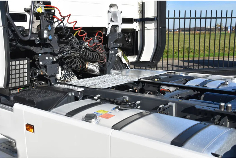 Scania S460 NGS 4x2NB - ONLY 112 TKM - FULL AIR - PARK. AIRCO - LEATHER SEATS - 2 x FUEL TANKS - LED LIGHTS - EXCELLENT CONDITION - - Влекач: снимка 4 Scania S460 NGS 4x2NB - ONLY 112 TKM - FULL AIR - PARK. AIRCO - LEATHER SEATS - 2 x FUEL TANKS - LED LIGHTS - EXCELLENT CONDITION - - Влекач: снимка 4