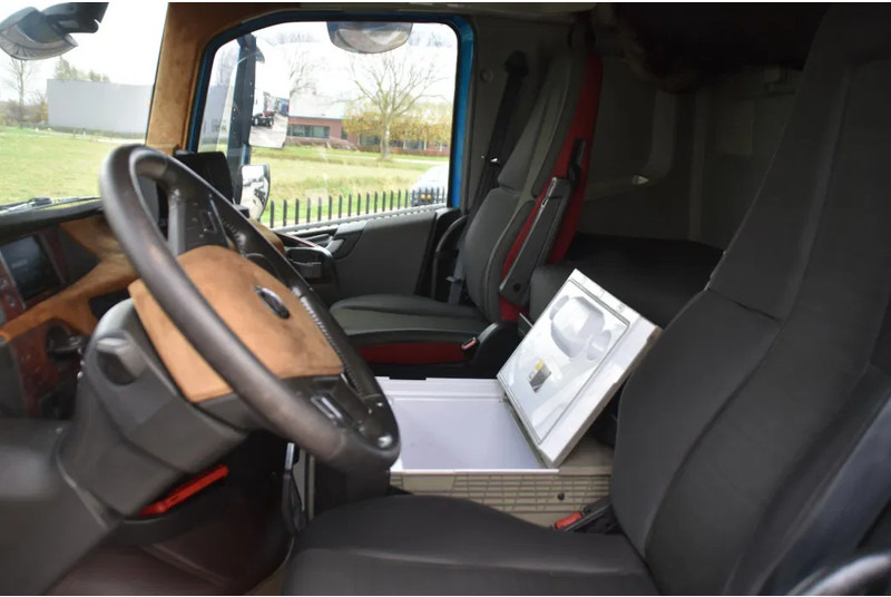 Volvo FH 540 Globe 6x2/4 - 633 TKM - HYDRAULICS - PTO - 2 BEDS - XENON - GOOD CONDITION - - Влекач: снимка 5 Volvo FH 540 Globe 6x2/4 - 633 TKM - HYDRAULICS - PTO - 2 BEDS - XENON - GOOD CONDITION - - Влекач: снимка 5