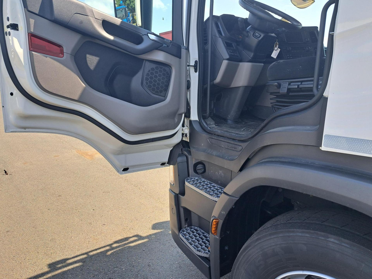 SCANIA SCANIA P280 4x2 Fourgon /Hayon 9L - Шаси кабина: снимка 2 SCANIA SCANIA P280 4x2 Fourgon /Hayon 9L - Шаси кабина: снимка 2