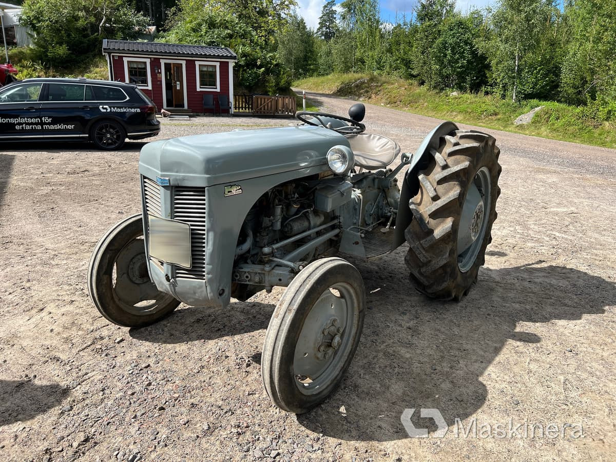 Ferguson TEA 20B Traktor Ferguson Grålle TEA 20B - Трактор: снимка 1 Ferguson TEA 20B Traktor Ferguson Grålle TEA 20B - Трактор: снимка 1