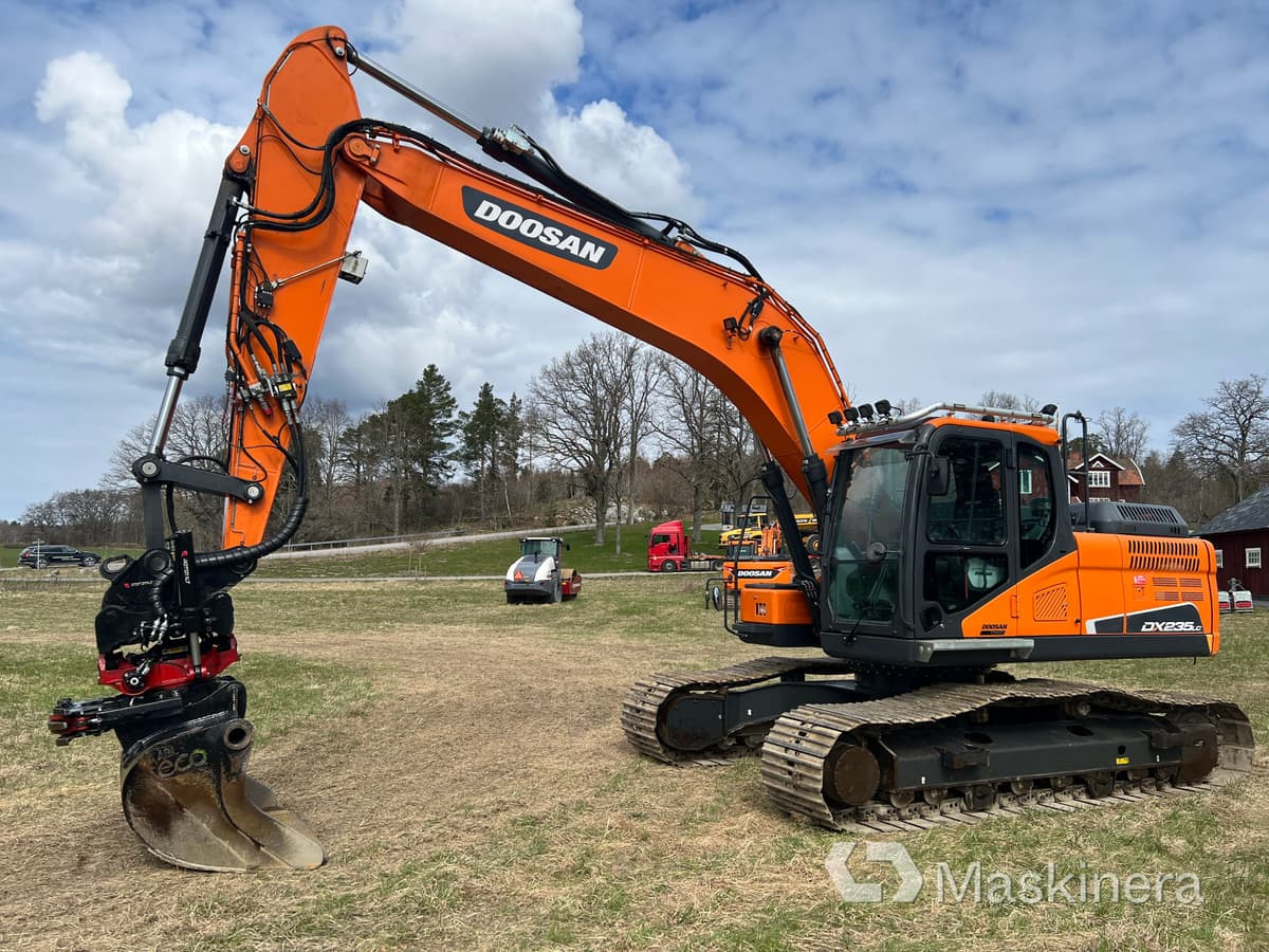 Grävmaskin Doosan DX235NLC-5 med grävsystem - Верижен багер: снимка 1 Grävmaskin Doosan DX235NLC-5 med grävsystem - Верижен багер: снимка 1