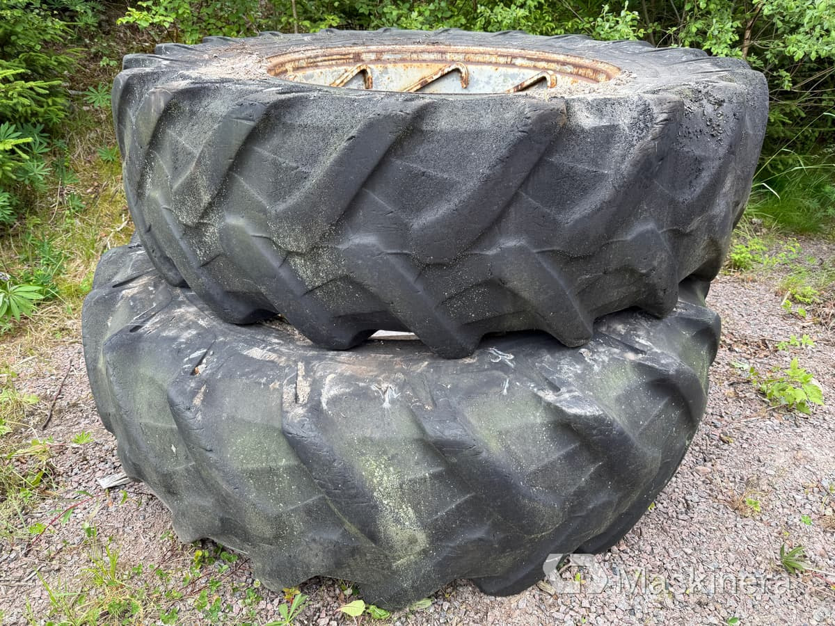 Pirelli 20.8 R 38 Traktordäck med Fälgbanor 20.8 R 38 - Комплект колела: снимка 2 Pirelli 20.8 R 38 Traktordäck med Fälgbanor 20.8 R 38 - Комплект колела: снимка 2