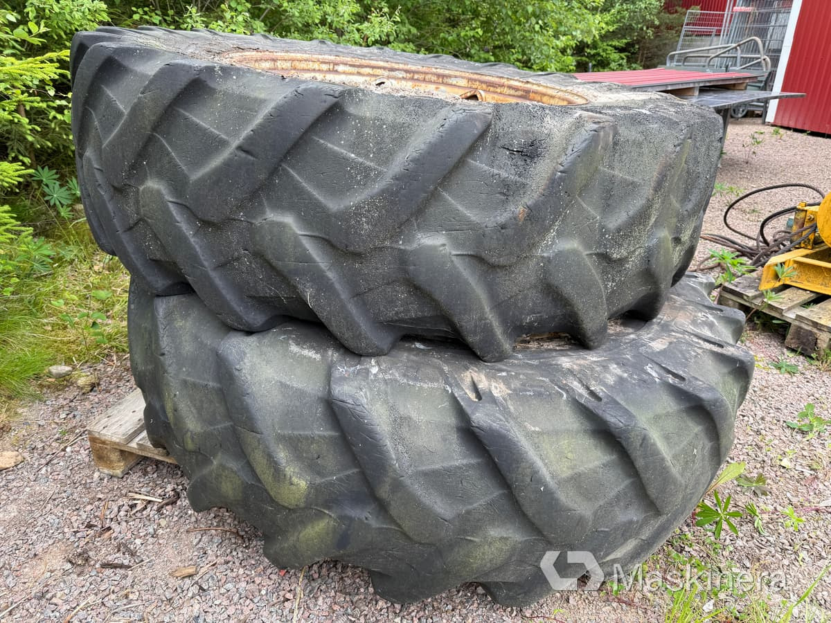 Pirelli 20.8 R 38 Traktordäck med Fälgbanor 20.8 R 38 - Комплект колела: снимка 3 Pirelli 20.8 R 38 Traktordäck med Fälgbanor 20.8 R 38 - Комплект колела: снимка 3