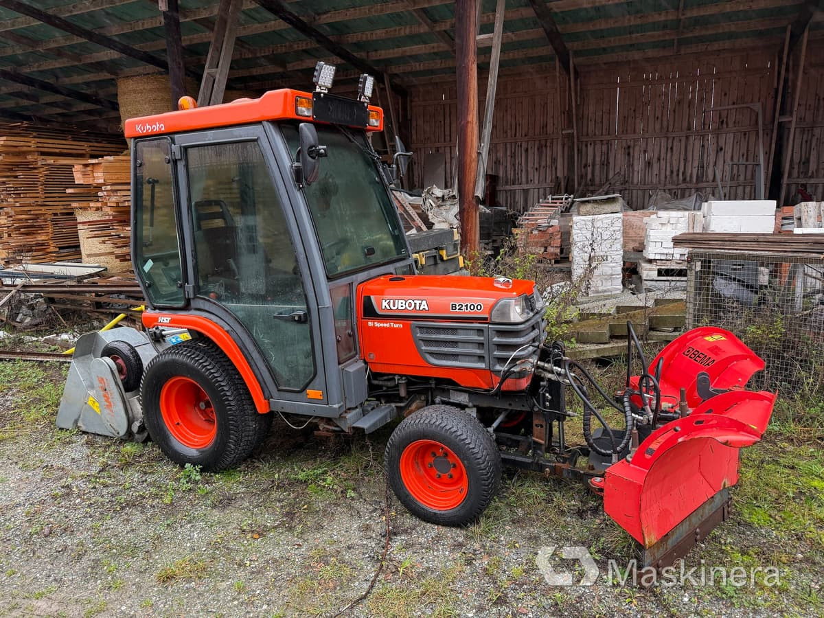 Traktor Kubota B2100 med Vikplog & Sandspridare - Трактор: снимка 1 Traktor Kubota B2100 med Vikplog & Sandspridare - Трактор: снимка 1