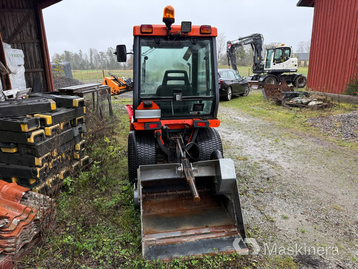 Traktor Kubota B2100 med Vikplog & Sandspridare - Трактор: снимка 4 Traktor Kubota B2100 med Vikplog & Sandspridare - Трактор: снимка 4