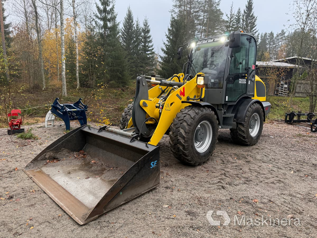 Wacker Neuson WL52 RL50 Hjullastare Wacker Neuson WL52 med Vagn och många redskap - Колесен товарач: снимка 1 Wacker Neuson WL52 RL50 Hjullastare Wacker Neuson WL52 med Vagn och många redskap - Колесен товарач: снимка 1