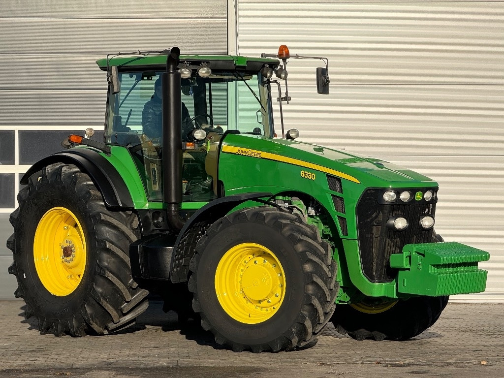 John Deere 8330 AutoPower - Трактор: снимка 1 John Deere 8330 AutoPower - Трактор: снимка 1