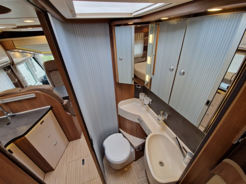 Интегриран кемпер Carthago C-Tourer I 144 QB: снимка 12