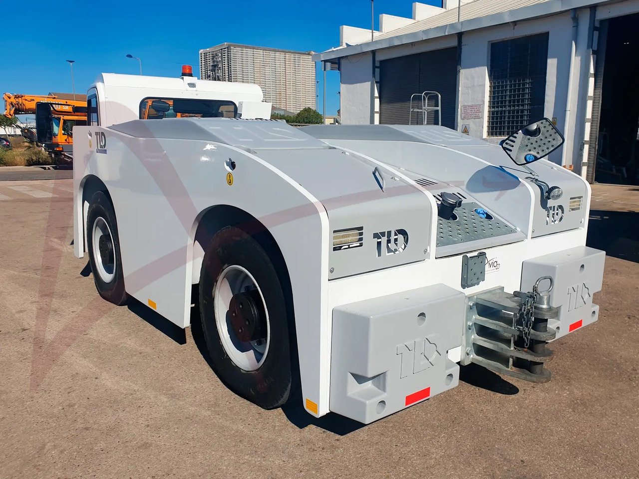 TLD TMX 350-28 - Влекач на самолети: снимка 3 TLD TMX 350-28 - Влекач на самолети: снимка 3