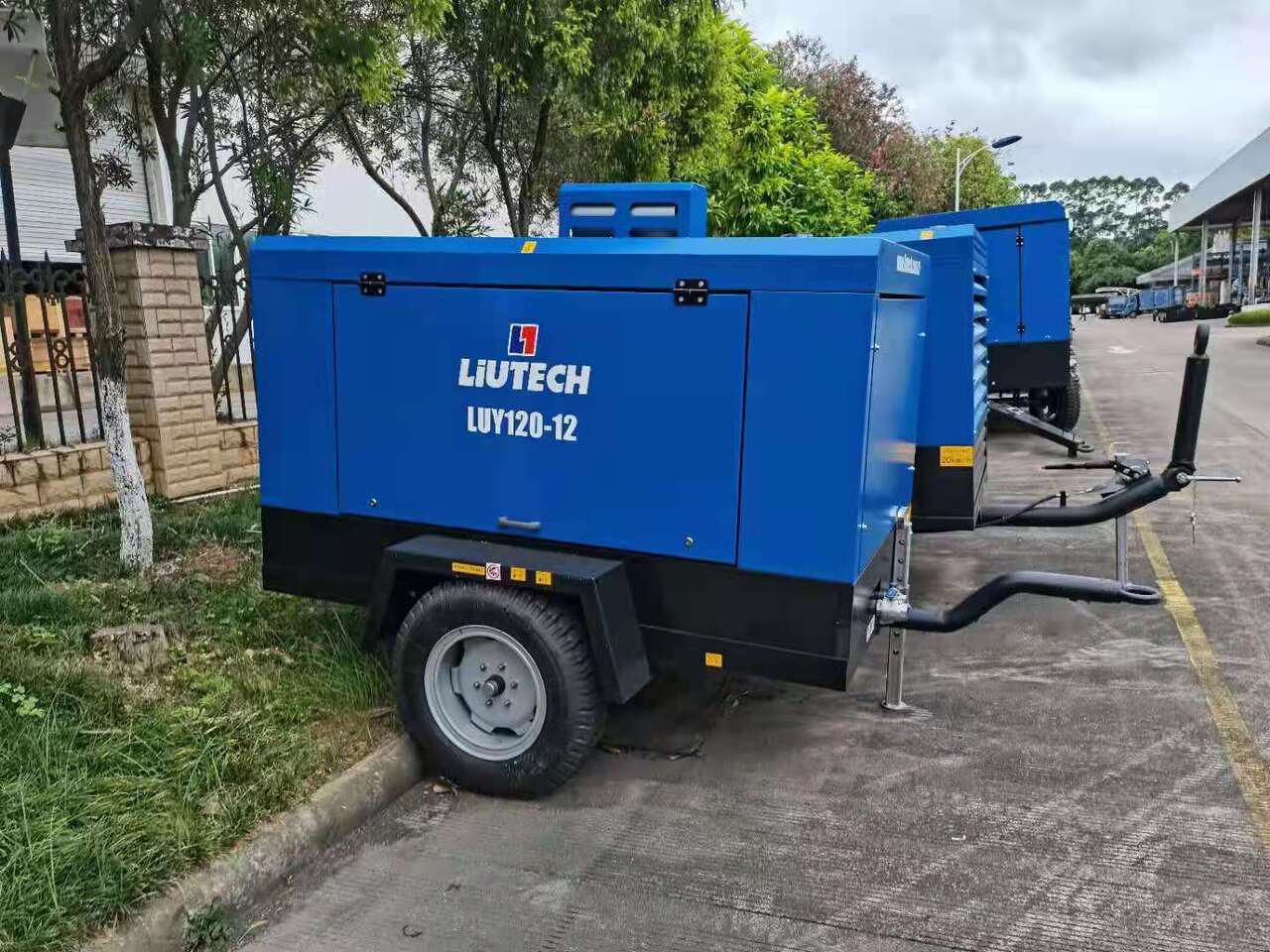 Liutech 120-12 424CFM 12Bar Portable Screw Diesel - Компресор за въздух: снимка 1 Liutech 120-12 424CFM 12Bar Portable Screw Diesel - Компресор за въздух: снимка 1