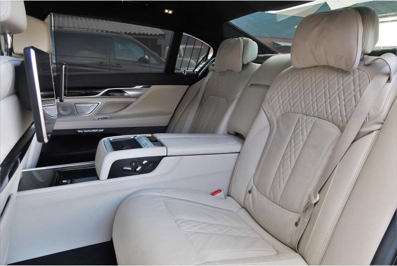 Седан BMW 7 Serie 740Ld xDrive High Executive M-PAKKET/ MASSAGE/ PANO/ DEALER OND/ VOL!: снимка 18