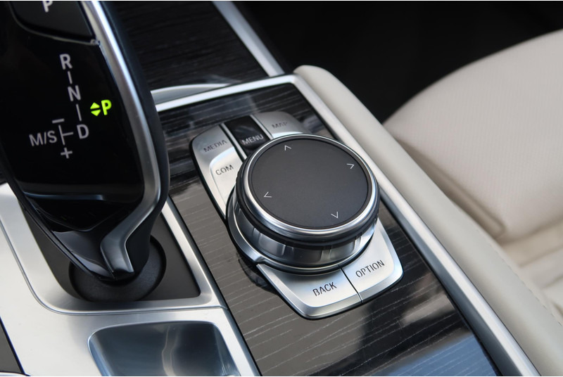 Седан BMW 7 Serie 740Ld xDrive High Executive M-PAKKET/ MASSAGE/ PANO/ DEALER OND/ VOL!: снимка 11
