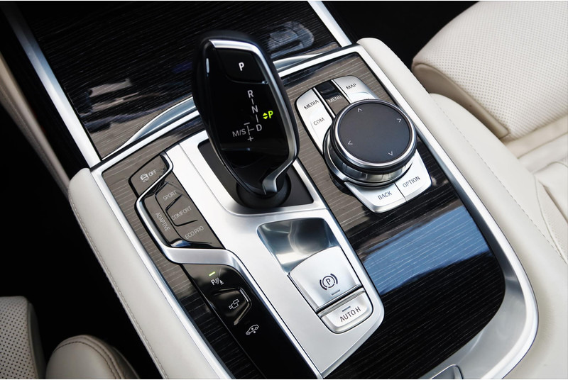 Седан BMW 7 Serie 740Ld xDrive High Executive M-PAKKET/ MASSAGE/ PANO/ DEALER OND/ VOL!: снимка 9