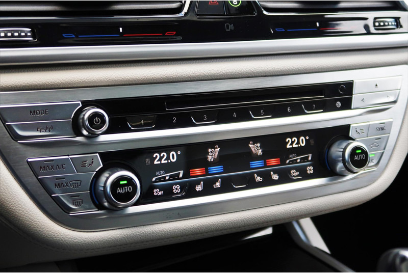 Седан BMW 7 Serie 740Ld xDrive High Executive M-PAKKET/ MASSAGE/ PANO/ DEALER OND/ VOL!: снимка 14
