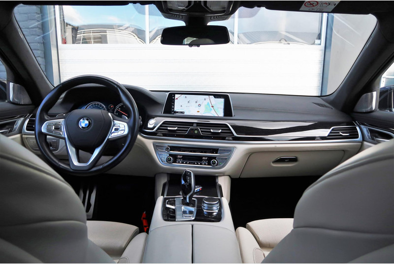 BMW 7 Serie 740Ld xDrive High Executive M-PAKKET/ MASSAGE/ PANO/ DEALER OND/ VOL! - Седан: снимка 2 BMW 7 Serie 740Ld xDrive High Executive M-PAKKET/ MASSAGE/ PANO/ DEALER OND/ VOL! - Седан: снимка 2