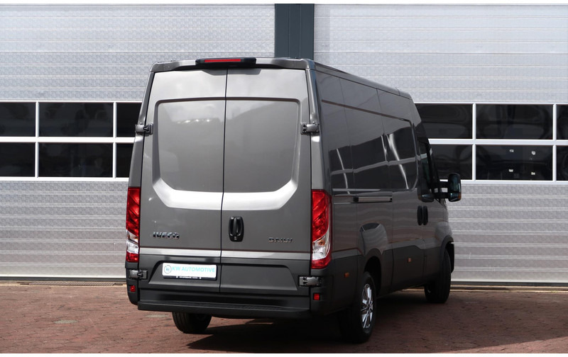 Iveco Daily 35S18HV 3.0 35 L2H2 BPM VRIJ/ LED/ NAVI/ CAMERA/ CLIMA - Товарен бус: снимка 4 Iveco Daily 35S18HV 3.0 35 L2H2 BPM VRIJ/ LED/ NAVI/ CAMERA/ CLIMA - Товарен бус: снимка 4