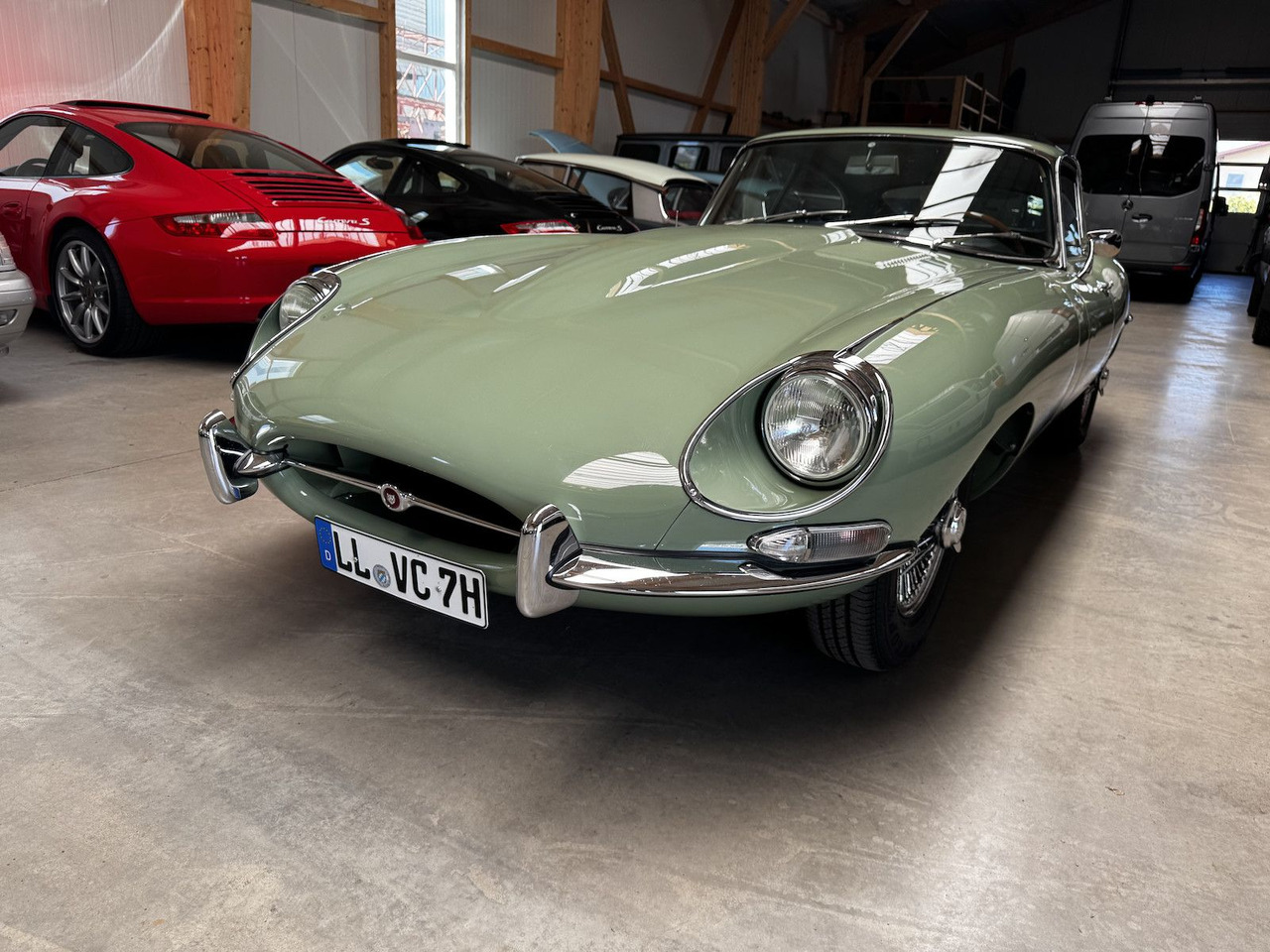 Jaguar E-Type 4.2 Litre Serie 1.5 FHC - Лек автомобил: снимка 2 Jaguar E-Type 4.2 Litre Serie 1.5 FHC - Лек автомобил: снимка 2