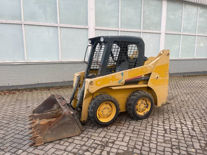 Gehl 3840 E 2015 - Мини челен товарач: снимка 2 Gehl 3840 E 2015 - Мини челен товарач: снимка 2