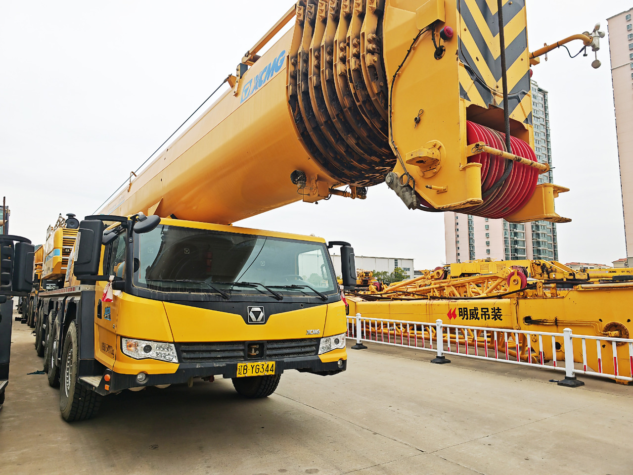 XCMG Official Second Hand Pickup Truck Crane XCA200L8 200 Ton 8-Section Arm Mobile Crane Machine - Кран за всякакви терени: снимка 2 XCMG Official Second Hand Pickup Truck Crane XCA200L8 200 Ton 8-Section Arm Mobile Crane Machine - Кран за всякакви терени: снимка 2