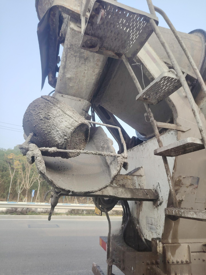 XCMG Official Used 12m³ Volumetric Concrete Mixer Truck G4804B Large Cement Mixer Hot Sale - Бетоновоз: снимка 5 XCMG Official Used 12m³ Volumetric Concrete Mixer Truck G4804B Large Cement Mixer Hot Sale - Бетоновоз: снимка 5