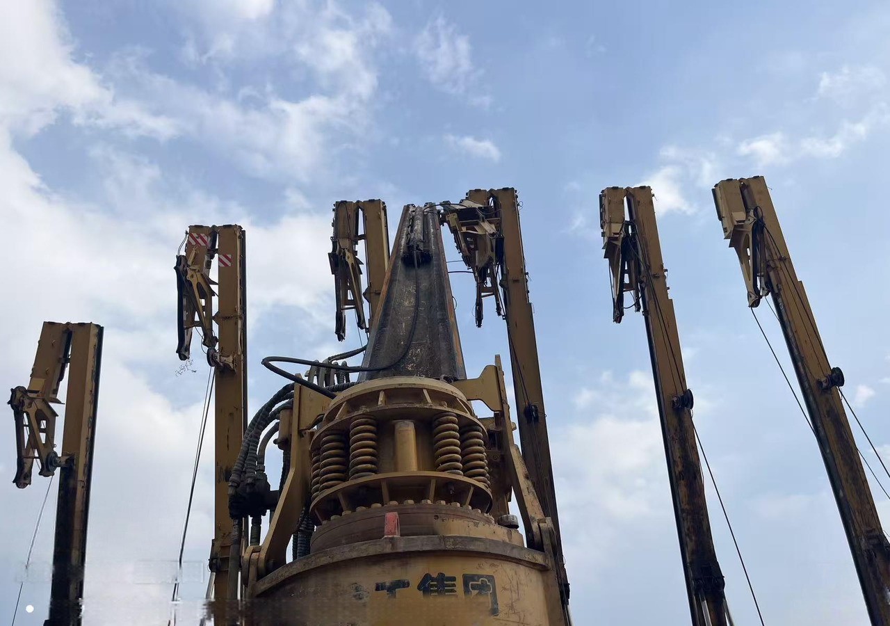 XCMG XR180D used rotary drilling rig machine for sale - Пробивна машина: снимка 2 XCMG XR180D used rotary drilling rig machine for sale - Пробивна машина: снимка 2