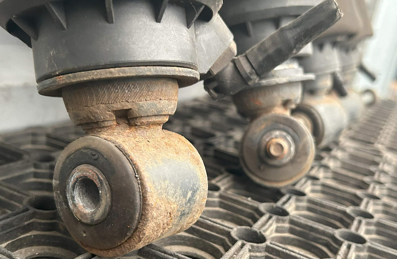 DAF XF 106 CAB SUSPENSION BOOT SET - Окачване на кабината: снимка 4 DAF XF 106 CAB SUSPENSION BOOT SET - Окачване на кабината: снимка 4